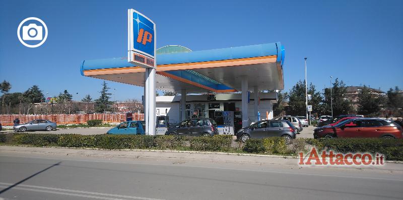 Carburante, prezzi sempre più su: rischio 2,5 euro a litro in estate